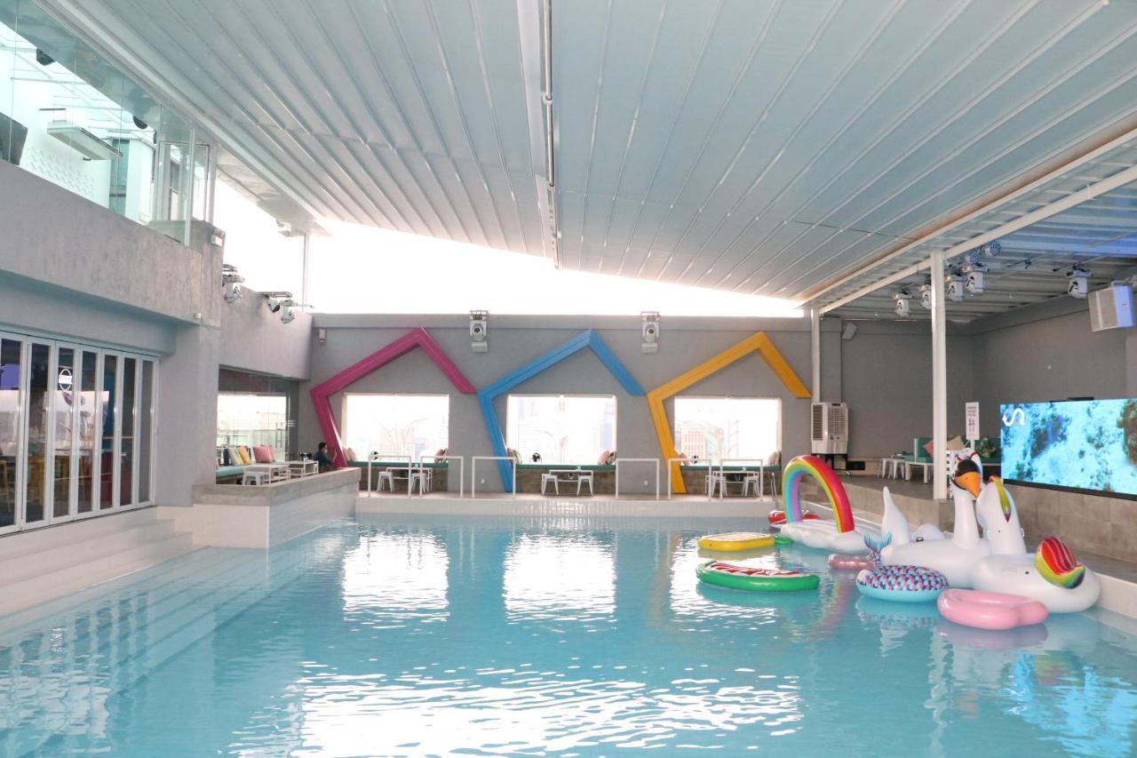 Pacific Regency Hotel Suites Kuala Lumpur Exteriér fotografie The swimming pool at the hotel