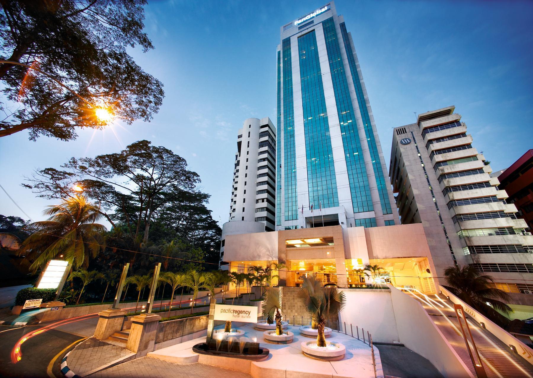 Pacific Regency Hotel Suites Kuala Lumpur Exteriér fotografie The hotel at night